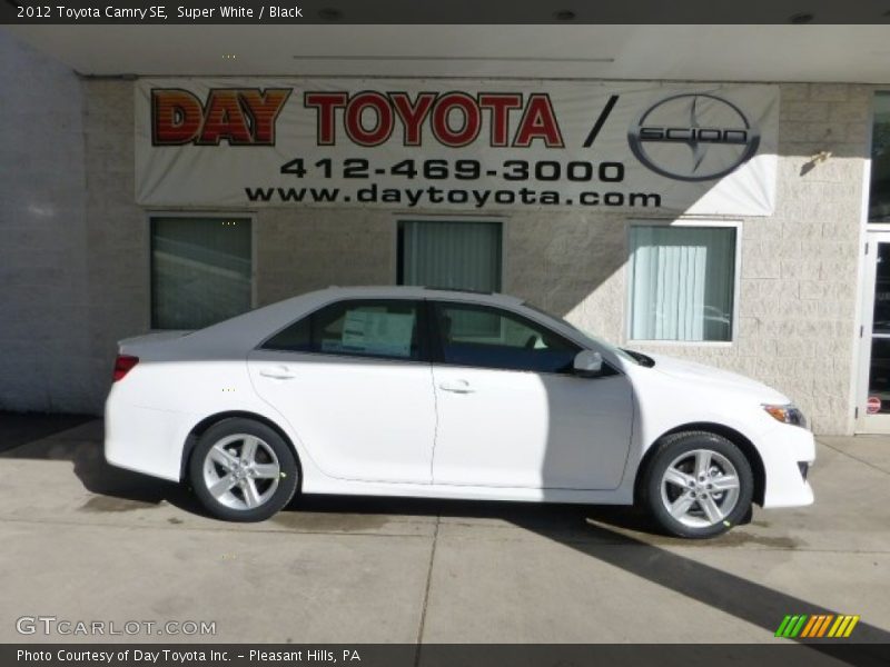 Super White / Black 2012 Toyota Camry SE