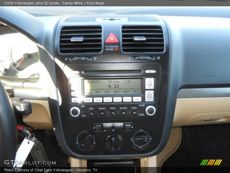 Candy White / Pure Beige 2009 Volkswagen Jetta SE Sedan