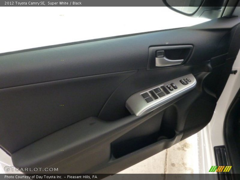 Super White / Black 2012 Toyota Camry SE