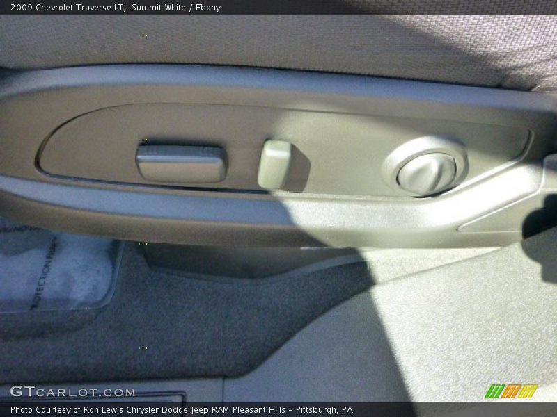 Summit White / Ebony 2009 Chevrolet Traverse LT