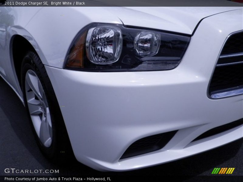 Bright White / Black 2011 Dodge Charger SE