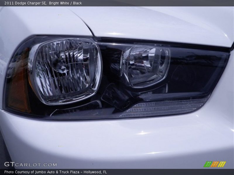 Bright White / Black 2011 Dodge Charger SE