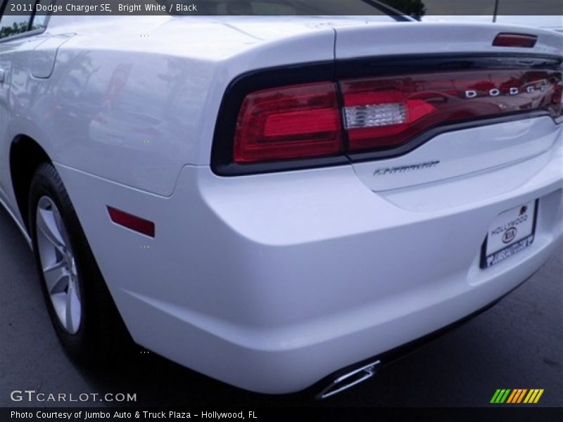 Bright White / Black 2011 Dodge Charger SE