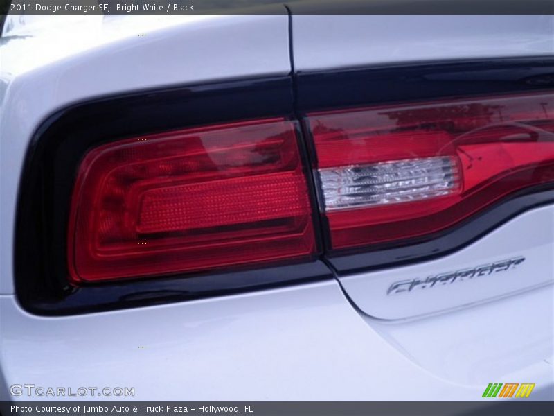 Bright White / Black 2011 Dodge Charger SE