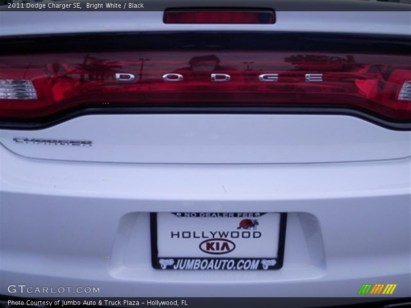 Bright White / Black 2011 Dodge Charger SE