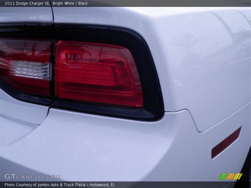 Bright White / Black 2011 Dodge Charger SE