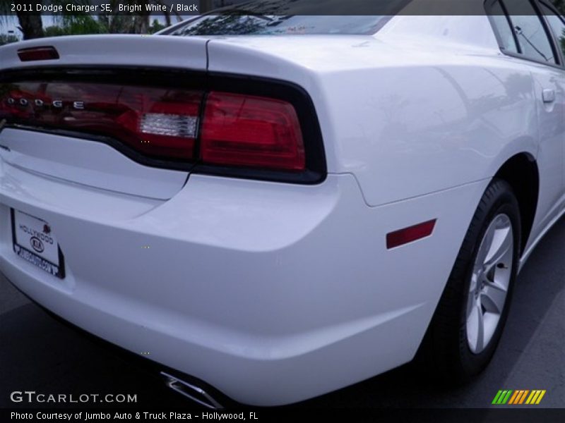 Bright White / Black 2011 Dodge Charger SE