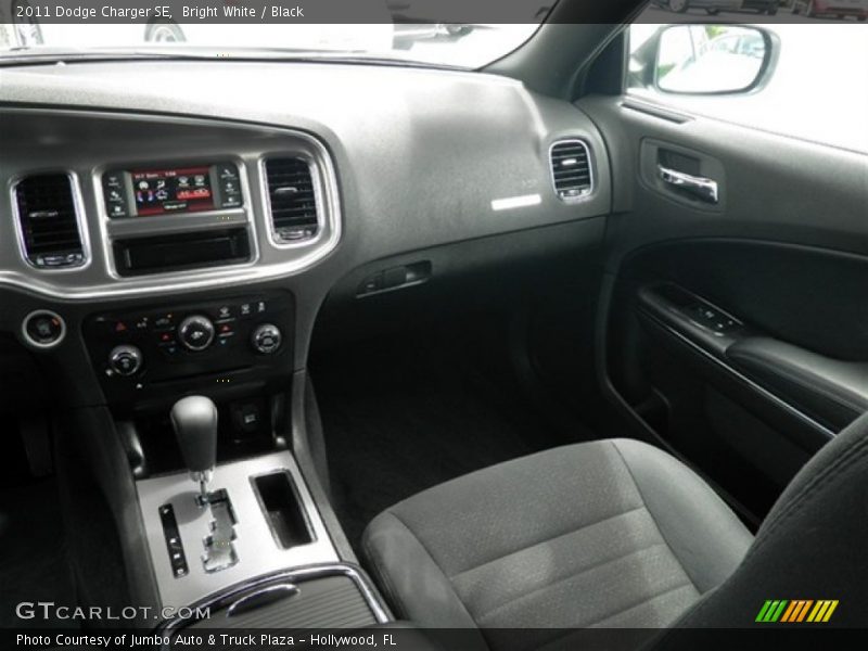Bright White / Black 2011 Dodge Charger SE