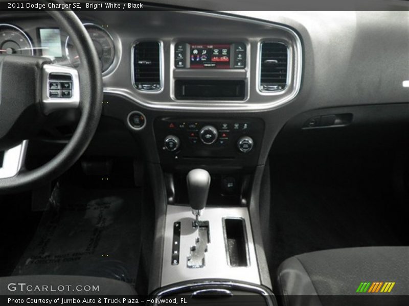 Bright White / Black 2011 Dodge Charger SE