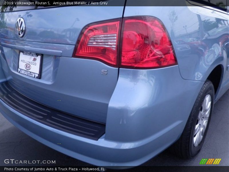 Antigua Blue Metallic / Aero Grey 2009 Volkswagen Routan S
