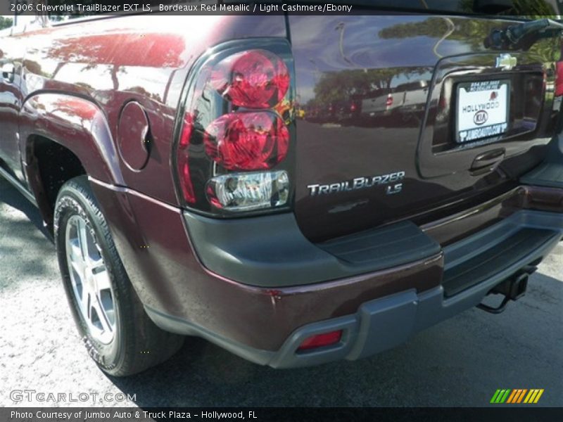 Bordeaux Red Metallic / Light Cashmere/Ebony 2006 Chevrolet TrailBlazer EXT LS