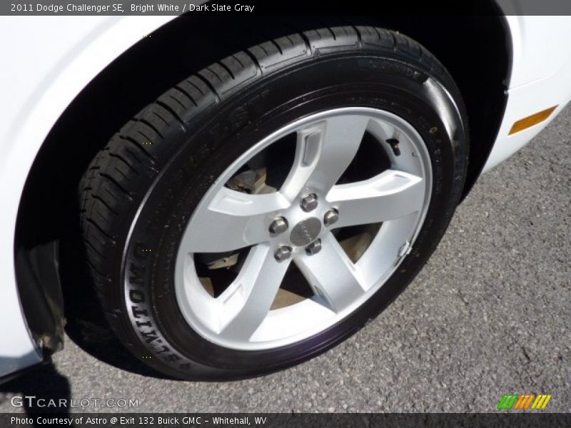 Bright White / Dark Slate Gray 2011 Dodge Challenger SE