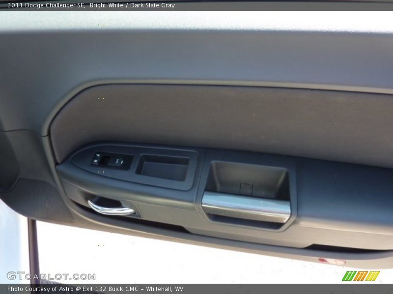 Bright White / Dark Slate Gray 2011 Dodge Challenger SE