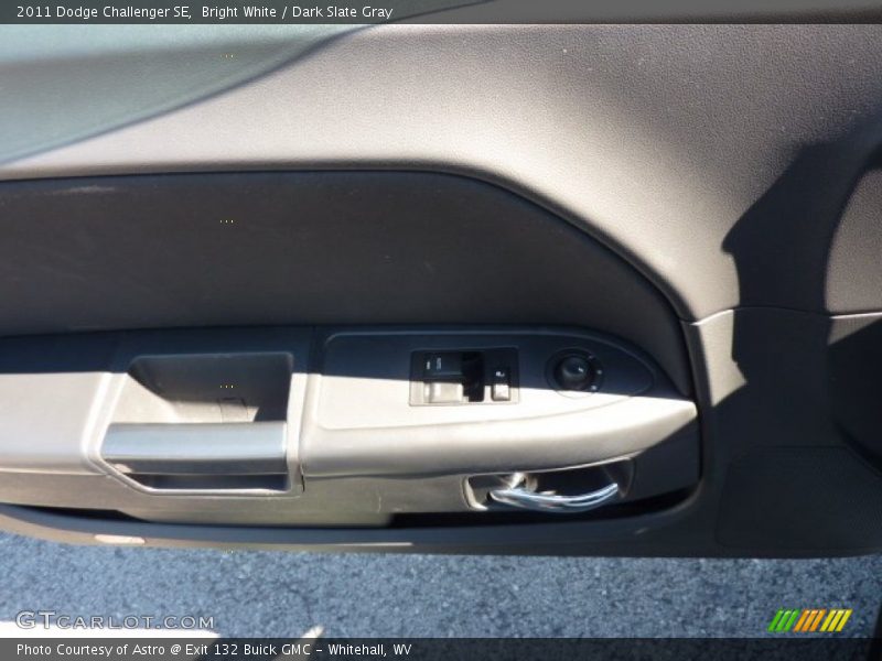 Bright White / Dark Slate Gray 2011 Dodge Challenger SE