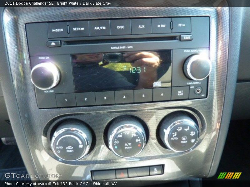 Bright White / Dark Slate Gray 2011 Dodge Challenger SE