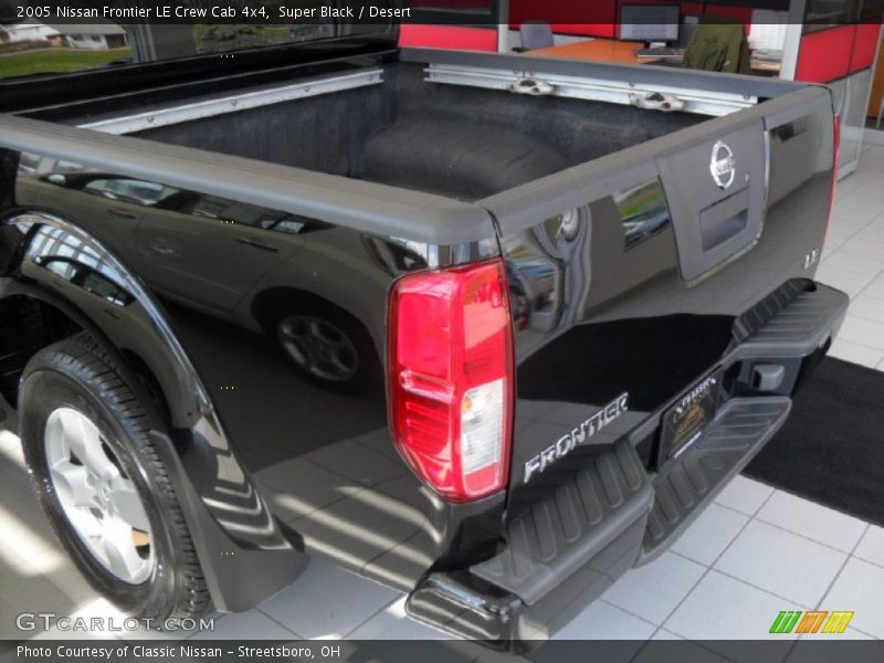 Super Black / Desert 2005 Nissan Frontier LE Crew Cab 4x4
