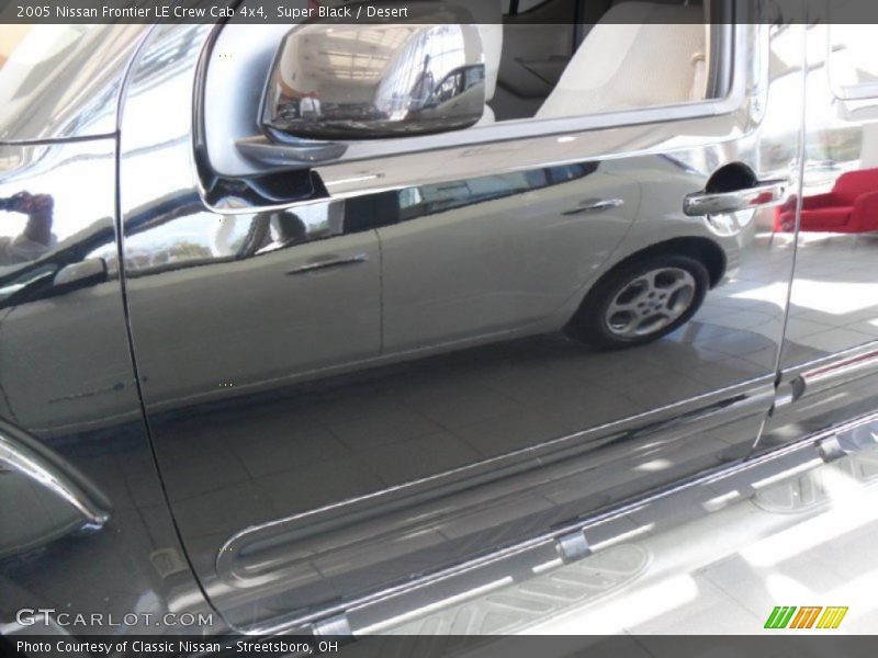 Super Black / Desert 2005 Nissan Frontier LE Crew Cab 4x4