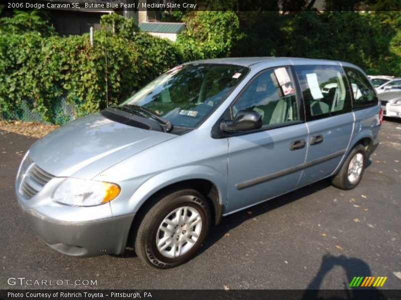 Front 3/4 View of 2006 Caravan SE