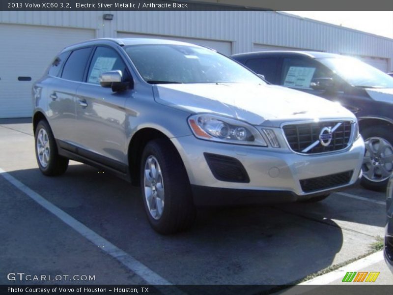 Electric Silver Metallic / Anthracite Black 2013 Volvo XC60 3.2