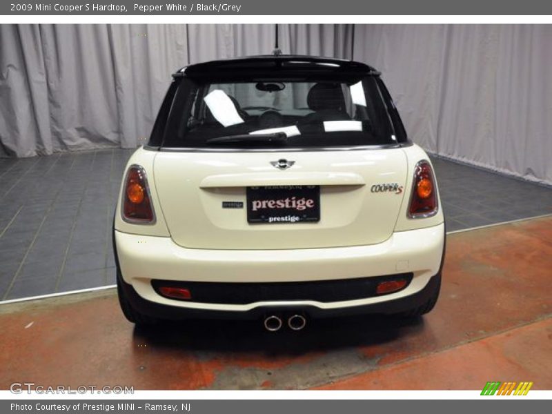 Pepper White / Black/Grey 2009 Mini Cooper S Hardtop