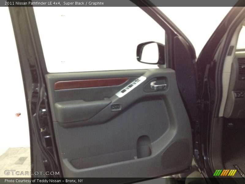 Super Black / Graphite 2011 Nissan Pathfinder LE 4x4