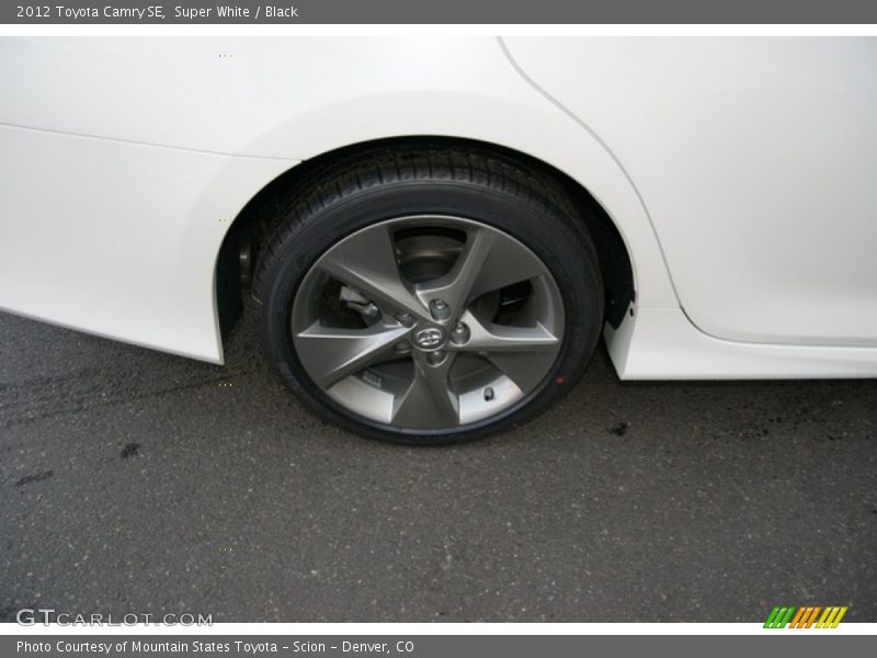 Super White / Black 2012 Toyota Camry SE