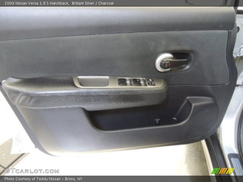 Brillant Silver / Charcoal 2009 Nissan Versa 1.8 S Hatchback