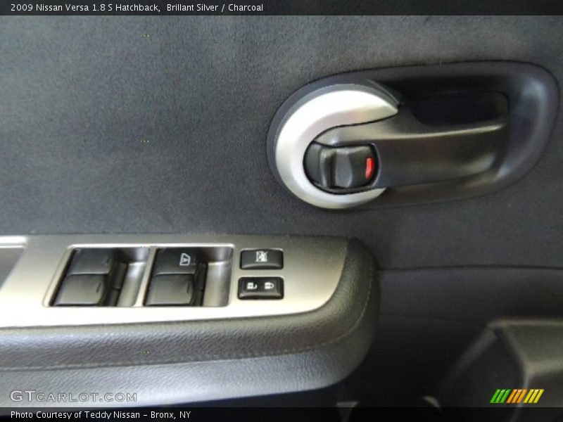Brillant Silver / Charcoal 2009 Nissan Versa 1.8 S Hatchback