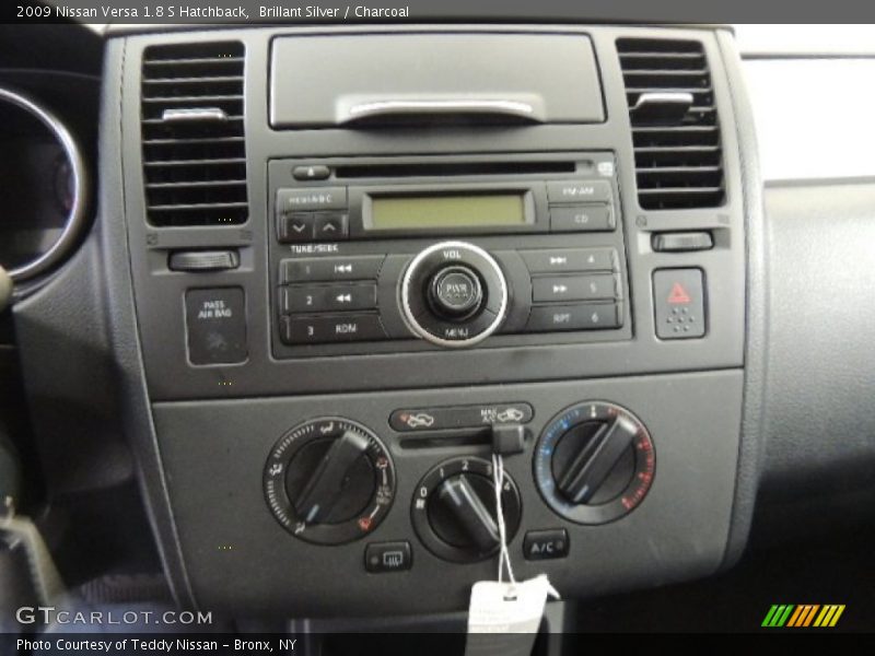 Brillant Silver / Charcoal 2009 Nissan Versa 1.8 S Hatchback