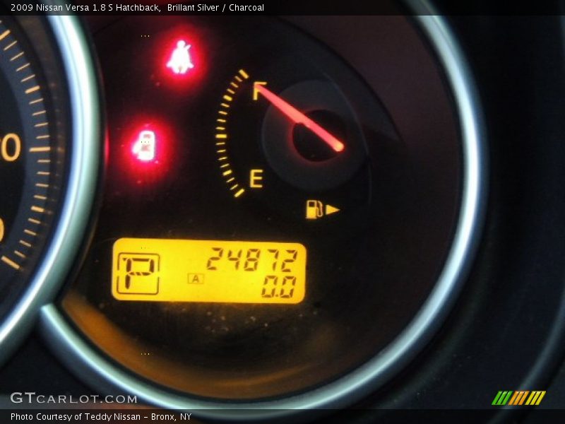 Brillant Silver / Charcoal 2009 Nissan Versa 1.8 S Hatchback