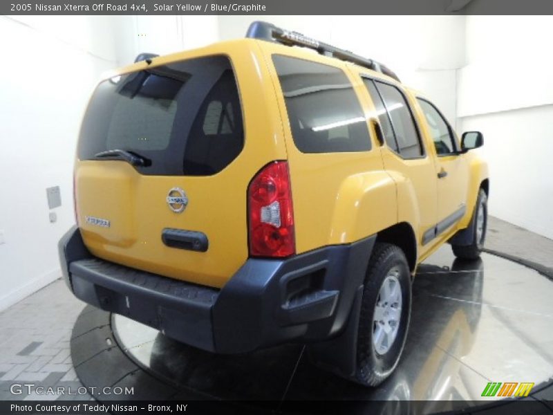 Solar Yellow / Blue/Graphite 2005 Nissan Xterra Off Road 4x4