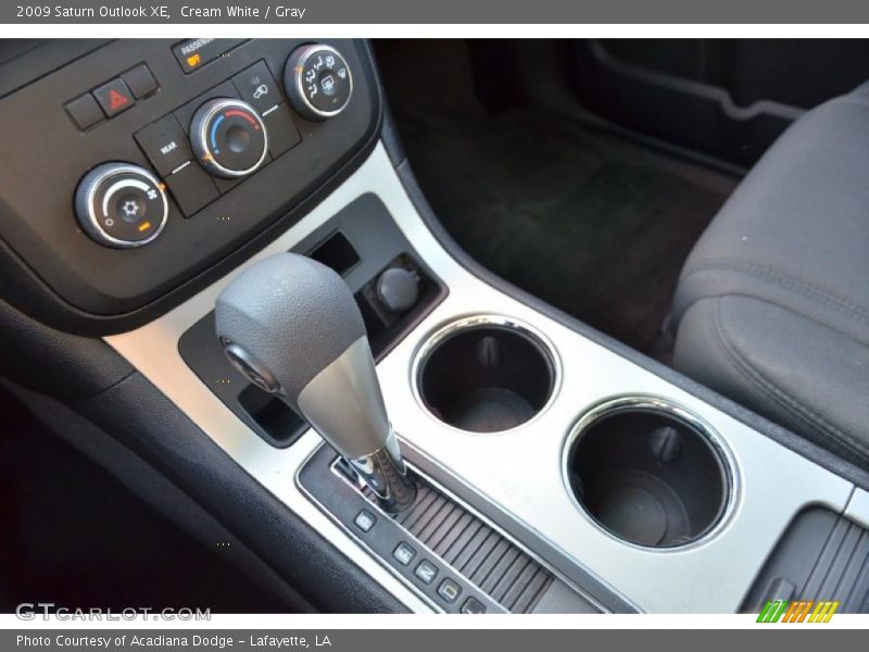 Cream White / Gray 2009 Saturn Outlook XE
