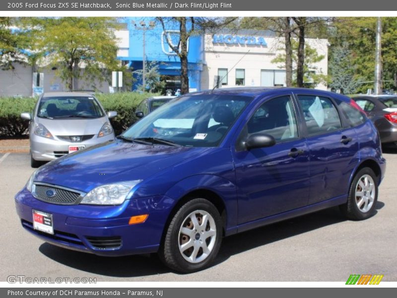 Front 3/4 View of 2005 Focus ZX5 SE Hatchback