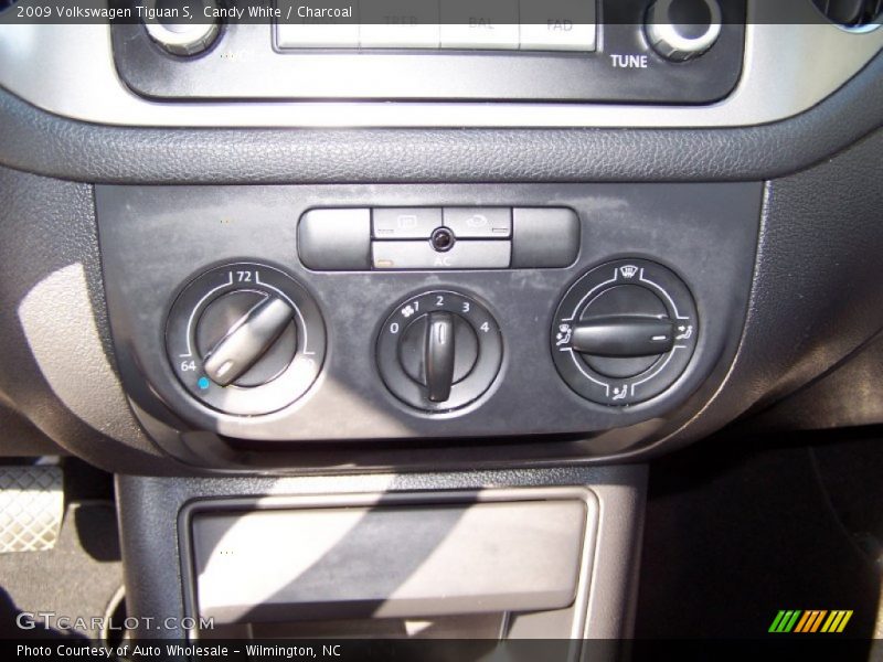 Candy White / Charcoal 2009 Volkswagen Tiguan S