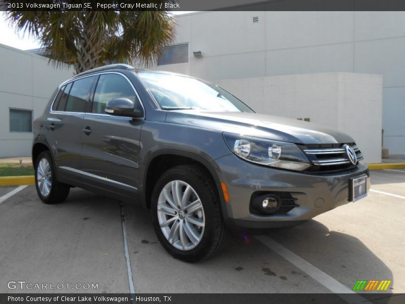 Pepper Gray Metallic / Black 2013 Volkswagen Tiguan SE