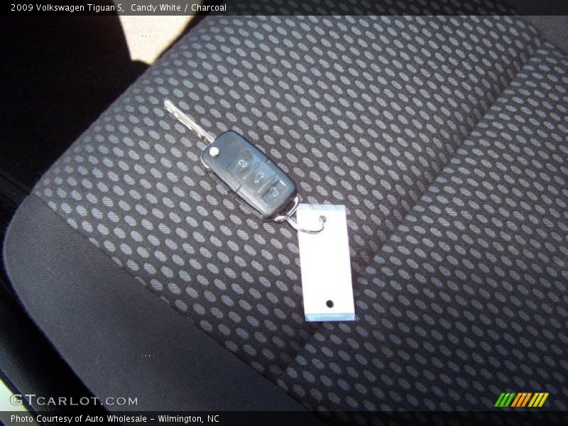 Candy White / Charcoal 2009 Volkswagen Tiguan S