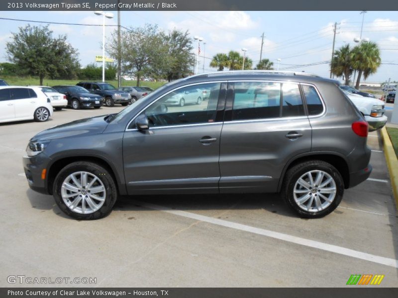 Pepper Gray Metallic / Black 2013 Volkswagen Tiguan SE