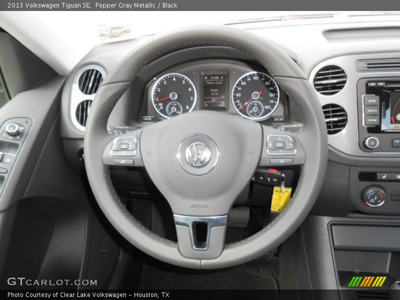 Pepper Gray Metallic / Black 2013 Volkswagen Tiguan SE