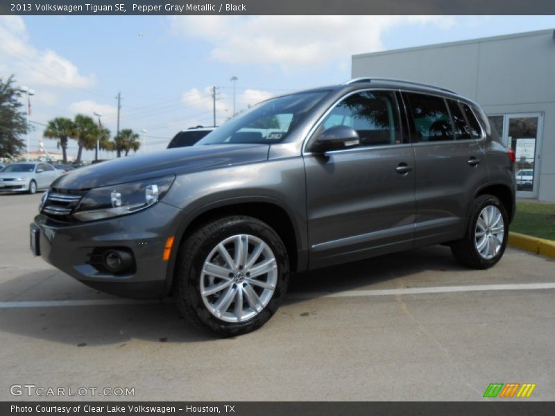 Pepper Gray Metallic / Black 2013 Volkswagen Tiguan SE