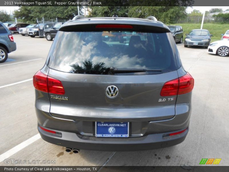 Pepper Gray Metallic / Black 2013 Volkswagen Tiguan SE
