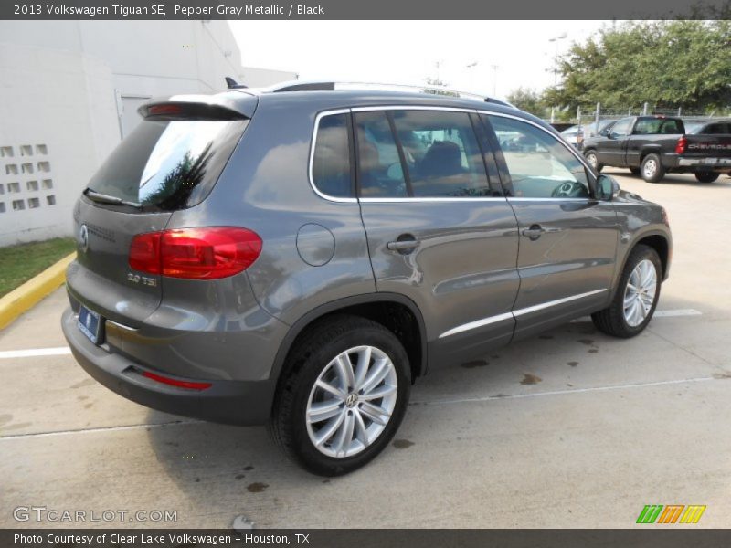 Pepper Gray Metallic / Black 2013 Volkswagen Tiguan SE