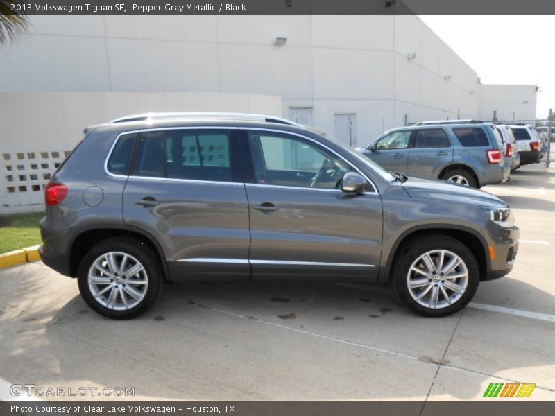 Pepper Gray Metallic / Black 2013 Volkswagen Tiguan SE