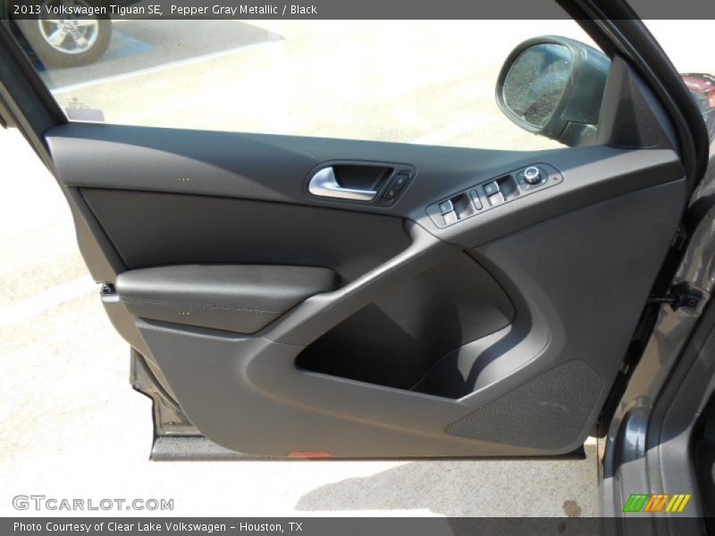 Pepper Gray Metallic / Black 2013 Volkswagen Tiguan SE