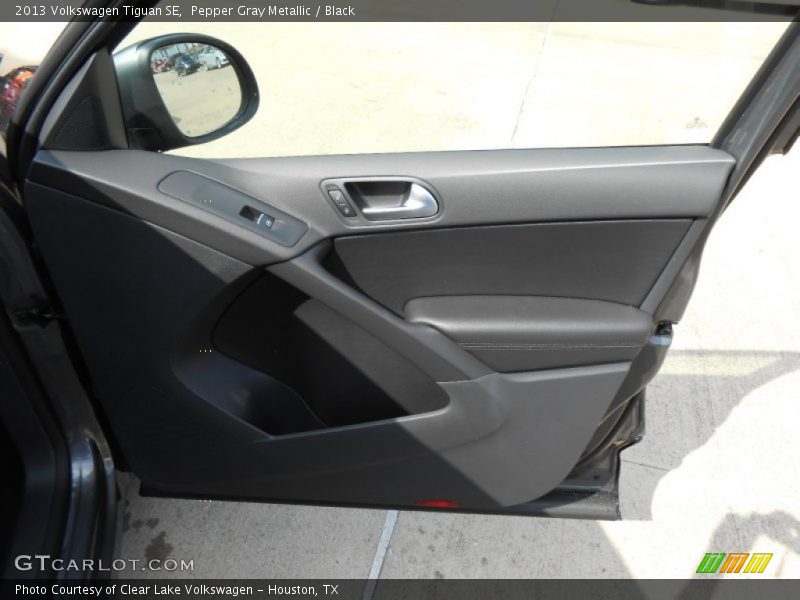 Pepper Gray Metallic / Black 2013 Volkswagen Tiguan SE