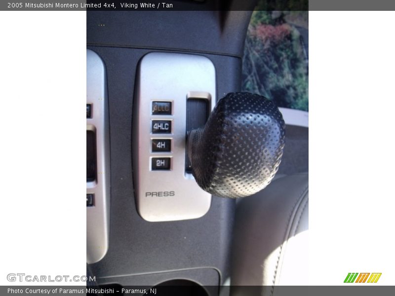 Viking White / Tan 2005 Mitsubishi Montero Limited 4x4