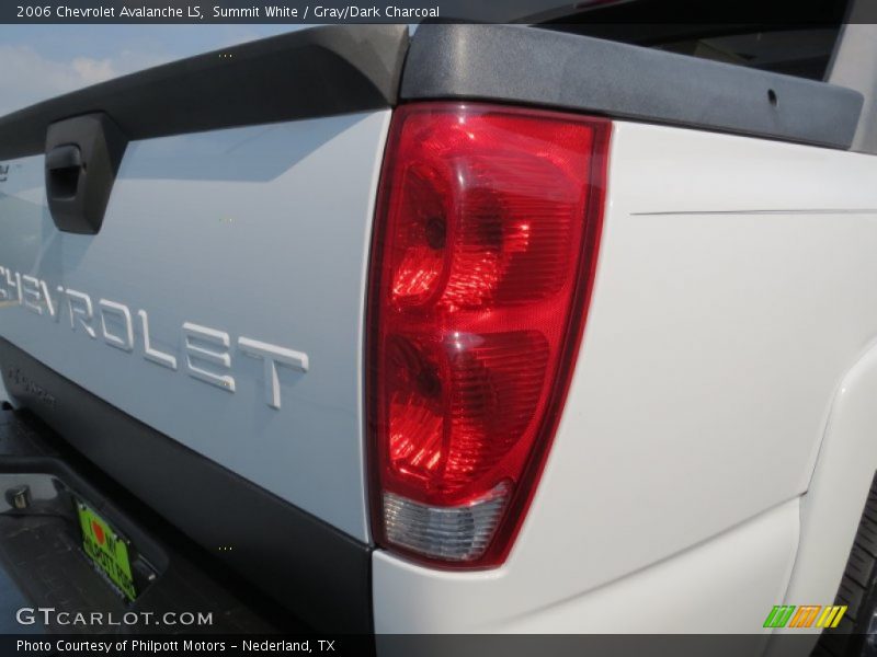Summit White / Gray/Dark Charcoal 2006 Chevrolet Avalanche LS