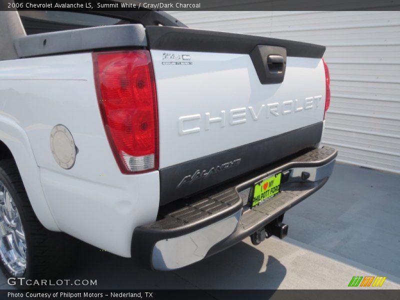 Summit White / Gray/Dark Charcoal 2006 Chevrolet Avalanche LS