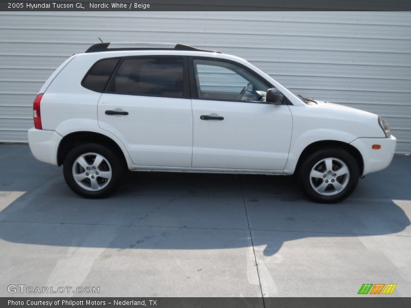Nordic White / Beige 2005 Hyundai Tucson GL