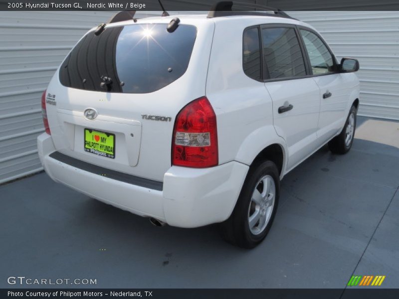 Nordic White / Beige 2005 Hyundai Tucson GL