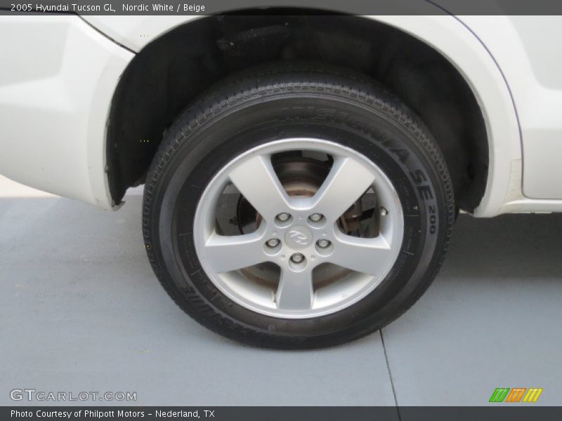 Nordic White / Beige 2005 Hyundai Tucson GL